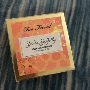 Too faced you’re so jelly highlighter